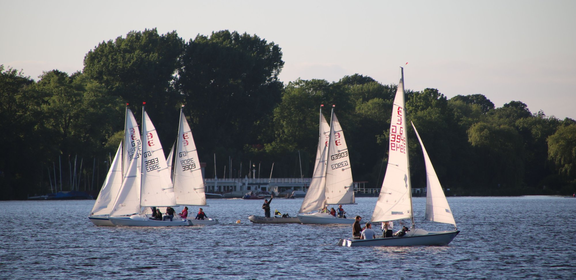 Les enfants hissent les voiles au lac de Bordeaux